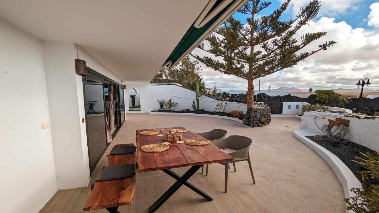 Bungalow Allende Famara Con Piscina Privada Y Ac ภายนอก รูปภาพ