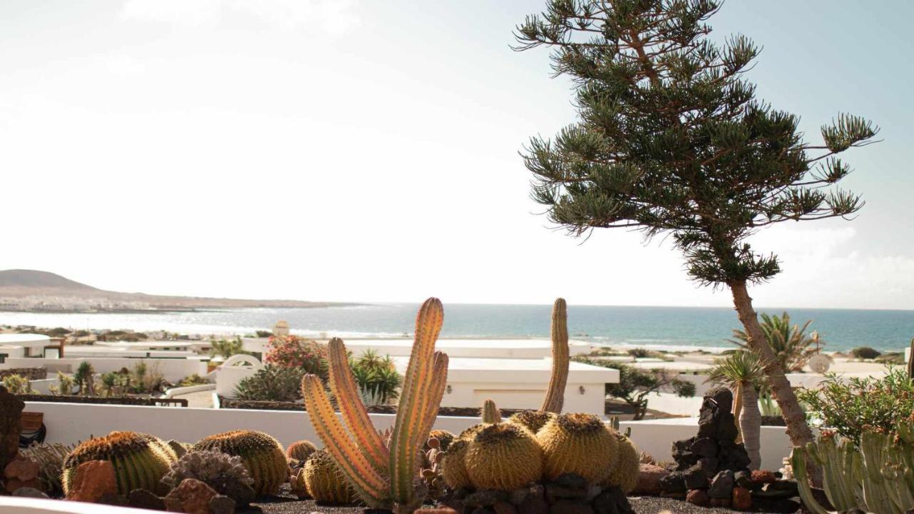 Bungalow Allende Famara Con Piscina Privada Y Ac ภายนอก รูปภาพ